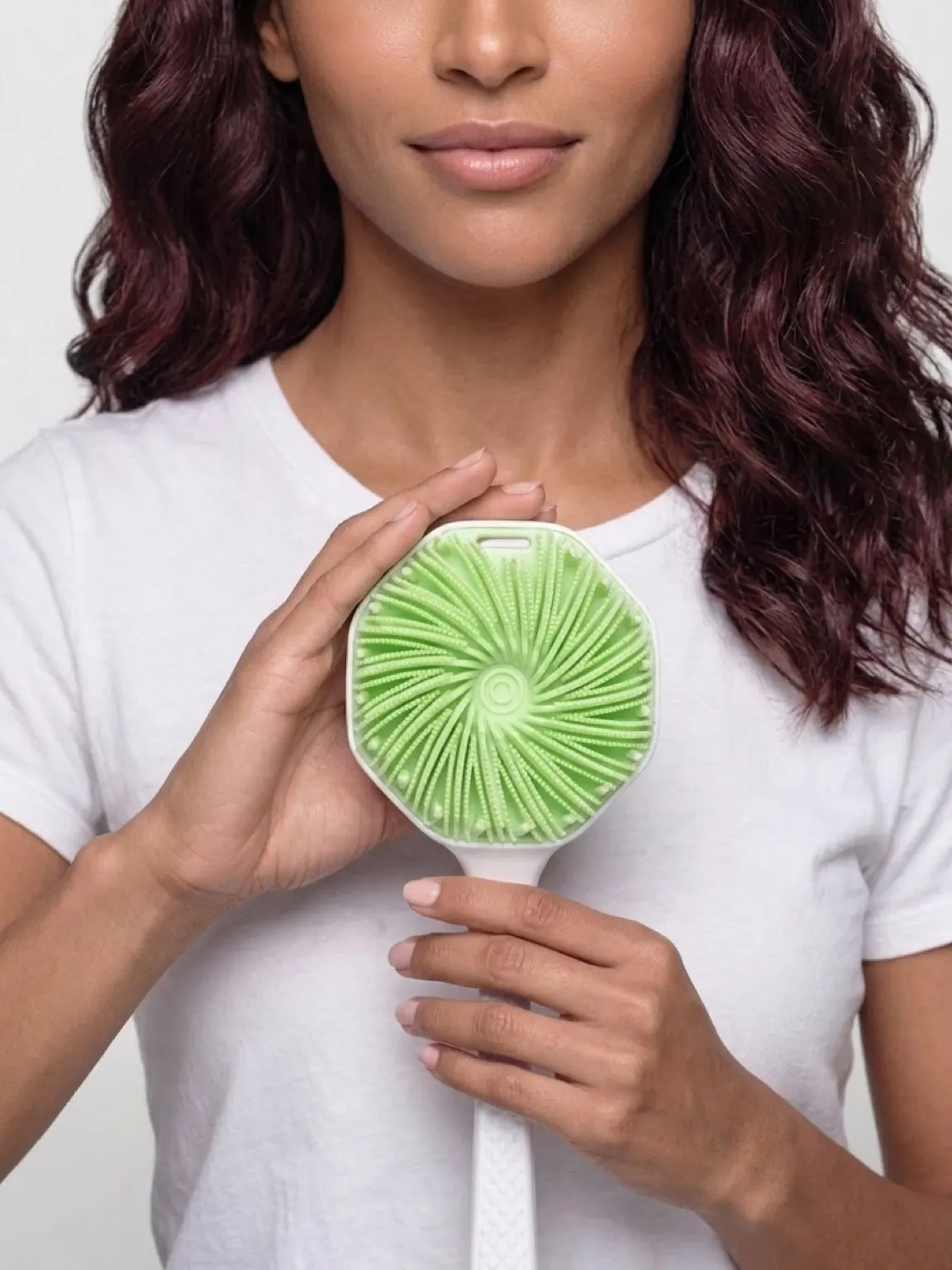 سيدة تعرض ليفة الجسم Scrub Plus مع الذراع الطويل